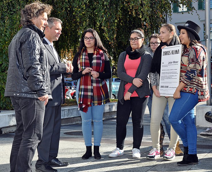 © BH Kufstein / Rinner Schülerinnen und Schüler mit BH Dr. Platzgummer beim Baum