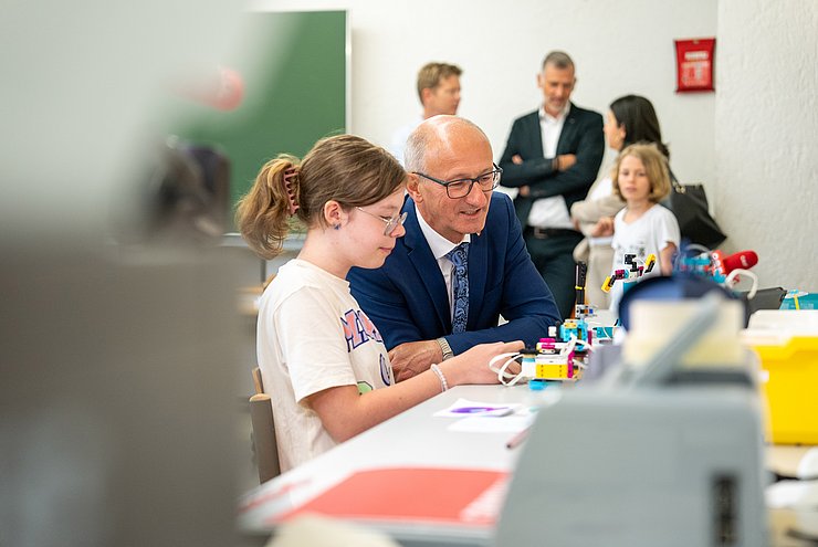 LH Mattle und Kind vor Laborgeräten