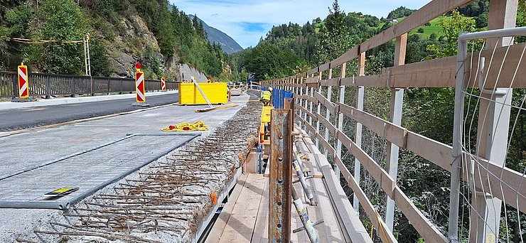 © Land Tirol Freigelegte Seitenbereiche der Brücke, die im Anschluss verbreitert wurden.