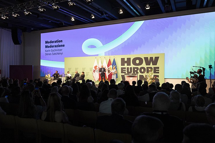 © Land Tirol/Sedlak Saal mit Bühne