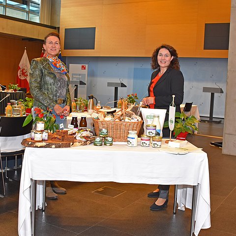 von links: Hermann Stotter (Nationalparkdirektor Tirol), Ernestine Berger (Institut für Grundlagenforschung), Landeshauptmann-Stellvertreterin Ingrid Felipe und Philipp Jans (Vertreter Nationalpark Regionsprodukte & Landwirt aus Kals am Großglockner) mit regionalen Produkten aus den Hohen Tauern.