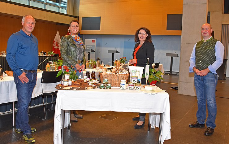 von links: Hermann Stotter (Nationalparkdirektor Tirol), Ernestine Berger (Institut für Grundlagenforschung), Landeshauptmann-Stellvertreterin Ingrid Felipe und Philipp Jans (Vertreter Nationalpark Regionsprodukte & Landwirt aus Kals am Großglockner) mit regionalen Produkten aus den Hohen Tauern.