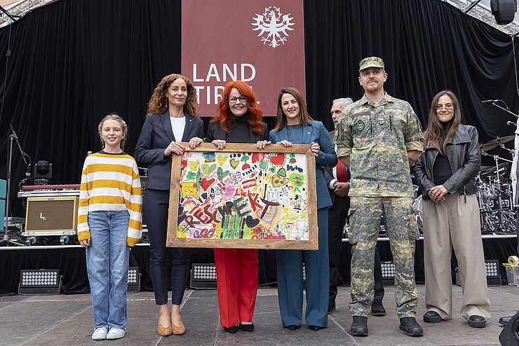 Der Verein "Hand aufs Herz" war mit seinem Projekt #RESCHPEKT beim Tag der offenen Tür vertreten. Die Landesrätinnen (v.li.) Eva Pawlata, Cornelia Hagele und Astrid Mair präsentierten das Siegerprojekt des "Friedensbemalung-Wettbewerbs". 