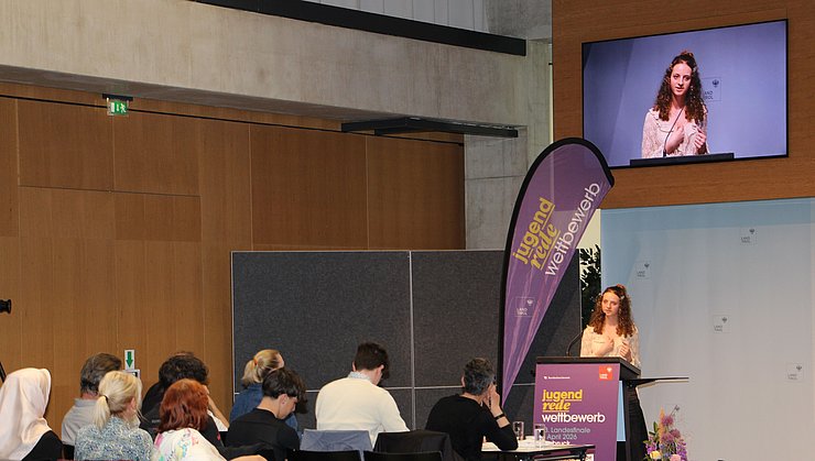 Jugendliche spricht vor Publikum