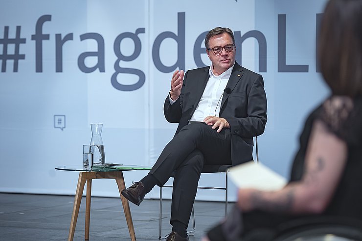 LH Günther Platter beantwortet eine Frage