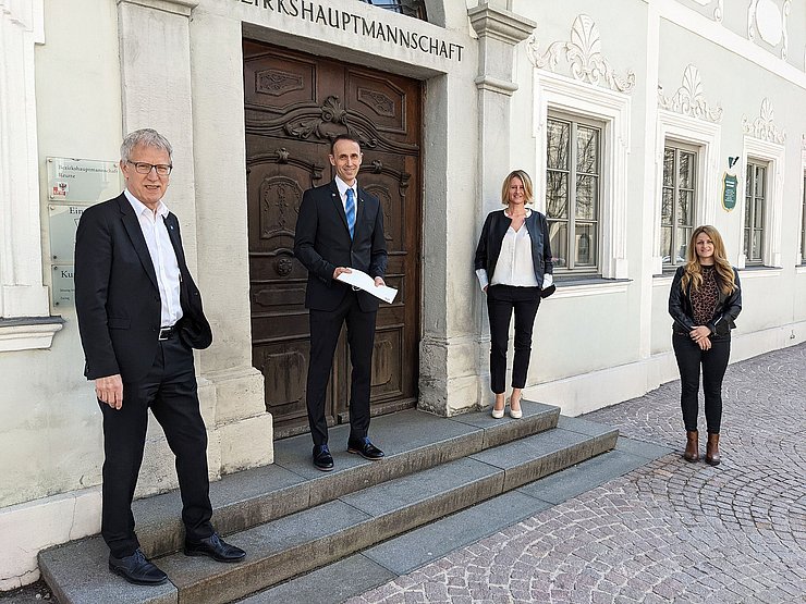 von links: Alt-Bürgermeister Alois Oberer, Bürgermeister Günter Salchner, Bezirkshauptfrau Katharina Rumpf, Katharina Specht, Gemeindeaufsicht Bezirkshauptmannschaft Reutte