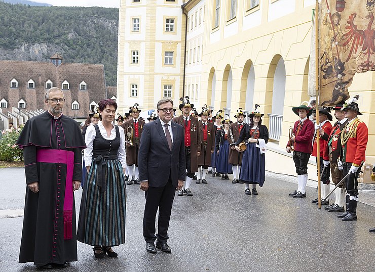 Personenfoto vor Aufstellung Empfang