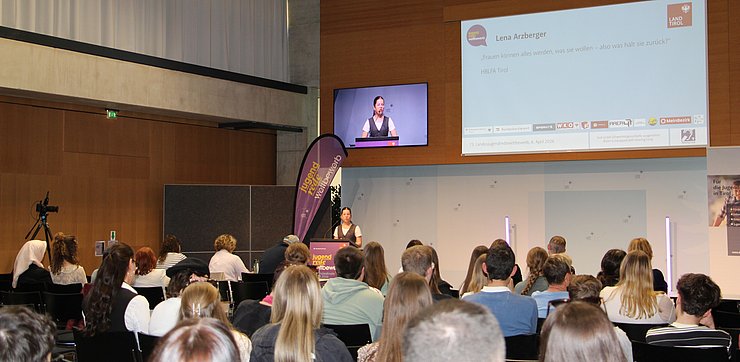 Jugendliche spricht vor Publikum