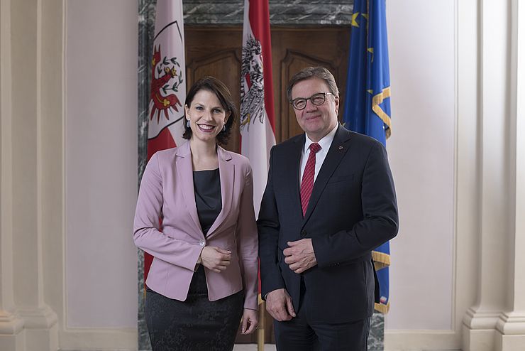 LH Günther Platter begrüßte die Staatssekretärin im Innenministerium Karoline Edtstadler in seinen Amtsräumlichkeiten.