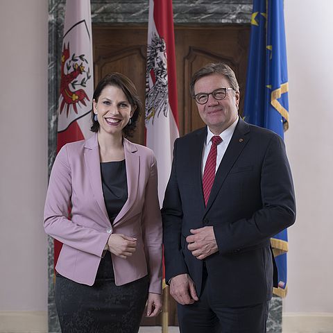 LH Günther Platter begrüßte die Staatssekretärin im Innenministerium Karoline Edtstadler in seinen Amtsräumlichkeiten.