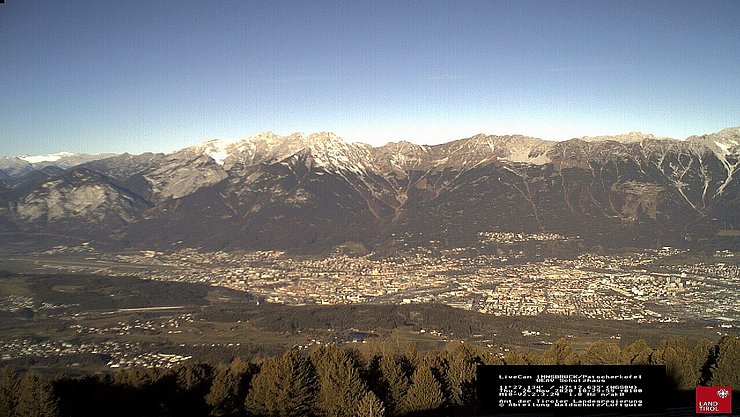 Blick vom Patscherkofel ÖAV Haus auf Innsbruck und die Nordkette