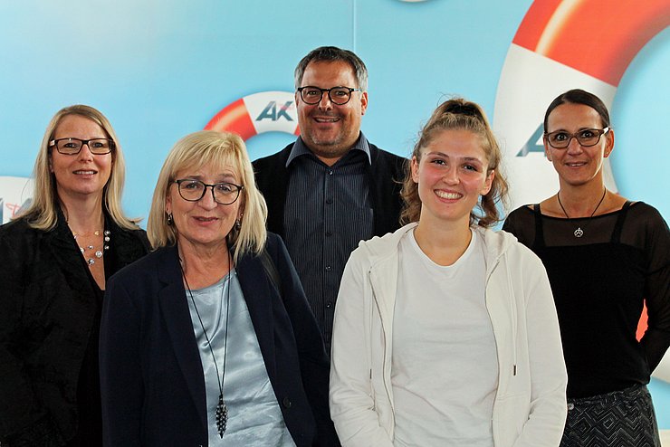 von links: AK Bezirkskammerleiterin Birgit Fasser-Heiß, LR Beate Palfrader, AK Kammerrat Johannes Mutschlechner, Elena Wolf, Trainerin Malwerkstatt BFI Reutte, Marlene Walcher, Leitung BFI Oberland