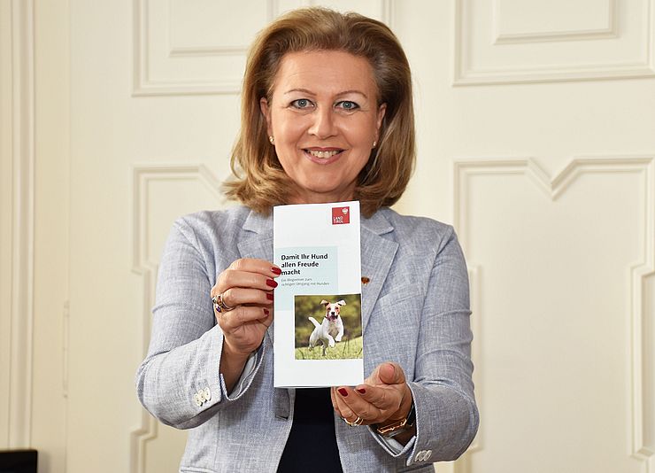 LRin Zoller-Frischauf: „Aufklärung ist mir besonders wichtig. Die Hundebroschüre des Landes Tirol ist ein Wegweiser für die gute Hundehaltung und soll zu einem konfliktfreien Zusammenleben zwischen Mensch und Tier beitragen.“