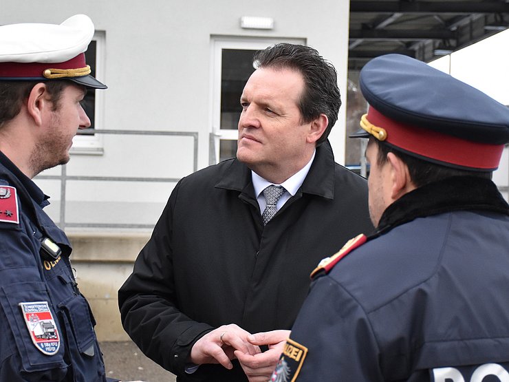 Zumtobel im Gespräch mit Polizisten