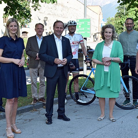  (von li.): Die Planungsverband Hall und Umgebung setzt auf Radmobilität und weist die Radverbindungen vorbildlich aus – Bgm Manfred Schafferer (Absam), Bgmin Daniela Kampfl (Mils), Vizebgm Ulrich Mayerhofer (Gnadenwald), LHStv Josef Geiser, Christian Molzer (Abt. Verkehr und Straße), Bgmin Eva Posch (Hall), Bgm Christoph Walder (Thaur), Vizebgm Romed Giner (Rum).