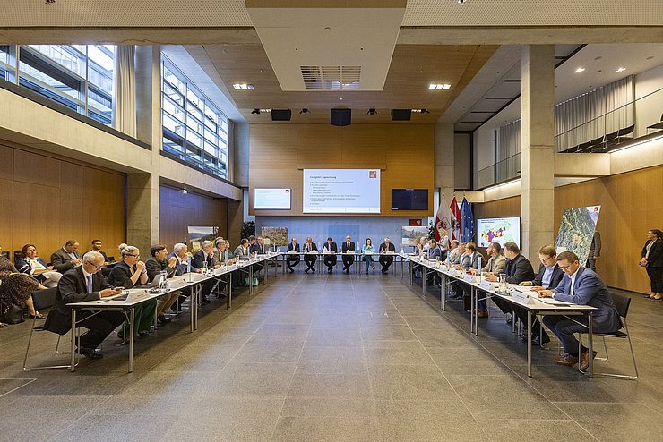 Im Innsbrucker Landhaus fand heute der "Forstgipfel" mit Bundes- und LandesvertreterInnen sowie VertreterInnen von Behörden, der Sozialpartner, des Tiroler Forstvereins und der betroffenen Regionen statt. 