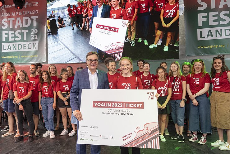 überdimensionaler Scheck - Gruppenfoto der Jugendlichen mit LH Platter