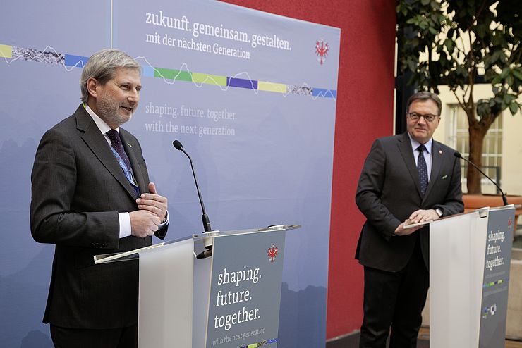 EU-Kommissar Johannes Hahn (re.) und LH Günther Platter informierten im Anschluss an die Generalversammlung über die Ergebnisse.