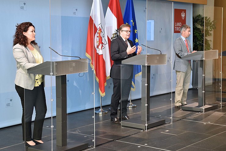 Heutige Pressekonferenz zur Coronavirus-Situation in Tirol mit Landeshauptmann Günther Platter, Landeshauptmann Stellvertreterin Ingrid Felipe und Günter Weiss, Direktor der Universitätsklinik für Innere Medizin. 