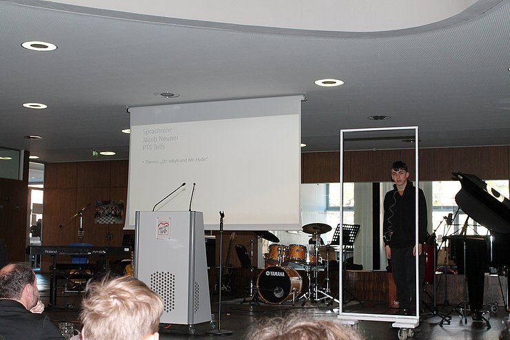 Jugendlicher spricht in Mikrofon