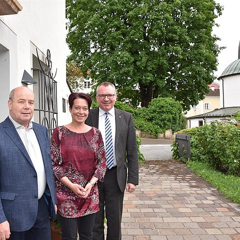 Landtagspräsidentin Sonja Ledl-Rossmann und Landesrat Tratter (l.) mit Monsignore Hermann Röck (r.) beim Antrittsbesuch