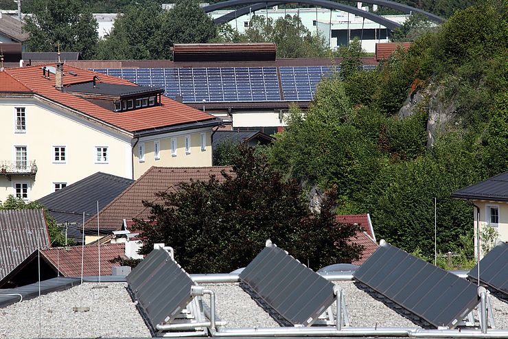 KEM Alpbachtal, Gemeinde Brixlegg: Im Vordergrund die thermische Solaranlage des Schulzentrums Brixlegg, im Hintergrund die Photovoltaikanlage der Montanwerke.