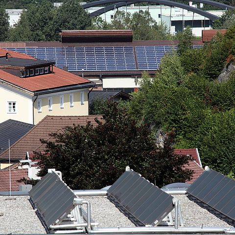 KEM Alpbachtal, Gemeinde Brixlegg: Im Vordergrund die thermische Solaranlage des Schulzentrums Brixlegg, im Hintergrund die Photovoltaikanlage der Montanwerke.