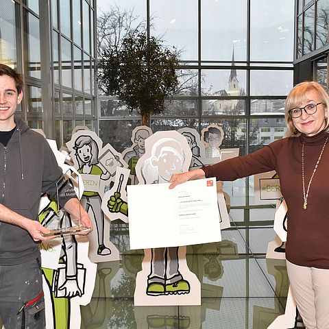 Arbeits- und Bildungslandesrätin Beate Palfrader gratulierte Sandro Pörnbacher zum "Lehrling des Monats Jänner 2022".