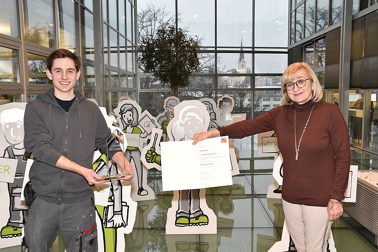 Arbeits- und Bildungslandesrätin Beate Palfrader gratulierte Sandro Pörnbacher zum "Lehrling des Monats Jänner 2022".