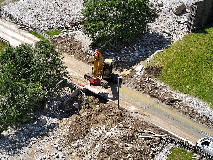 Mit Baggern und schwerem Einsatzgerät setzen Feuerwehren und das Bundesheer die Aufräum- und Pumparbeiten fort.