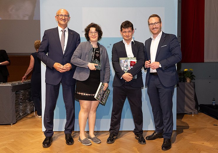 Landeshauptmann Mattle und LHStv Wohlgemuth mit den zwei Ausgezeichneten.