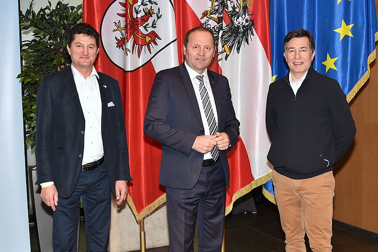 (von li.): Sportreferent LHStv Josef Geisler und der Vorstand der Abt. Sport, Reinhard Eberl, wollen die Sportvereine und das Ehrenamt stärken. Wichtige Anhaltspunkte liefert die Befragung der Tiroler SportfunktionärInnen im Auftrag des Sports Research Lab Tirol bei der Lebensraum Tirol unter der Leitung von Martin Schnitzer von der Sportuni Innsbruck. 