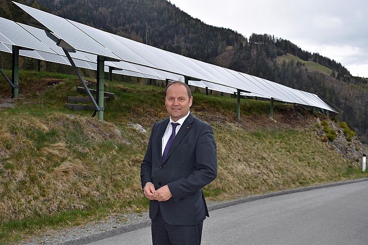 Landeshauptmannstellvertreter Josef Geisler vor einer Photovoltaikanlage