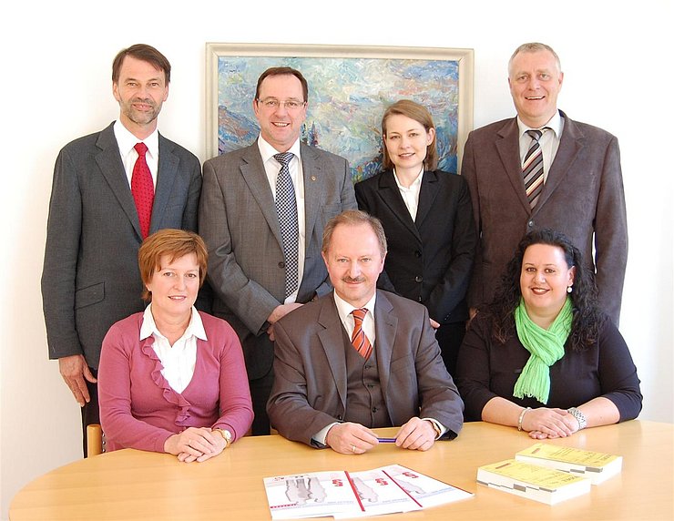 Landesvolksanwalt Josef Hauser (in der Mitte sitzend) mit seinem Team