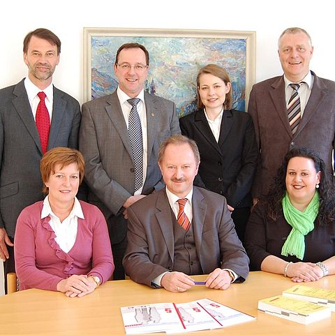 Landesvolksanwalt Josef Hauser (in der Mitte sitzend) mit seinem Team