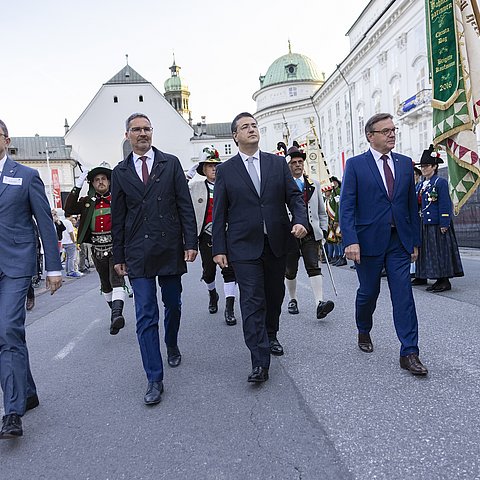 Landesüblicher Empfang mit Abschreiten der Front: v.li.: LH Maurizio Fugatti, LH Arno Kompatscher, AdR-Präsident Apostolos Tzitzikostas und LH Günther Platter