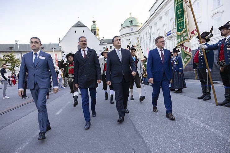 Landesüblicher Empfang mit Abschreiten der Front: v.li.: LH Maurizio Fugatti, LH Arno Kompatscher, AdR-Präsident Apostolos Tzitzikostas und LH Günther Platter