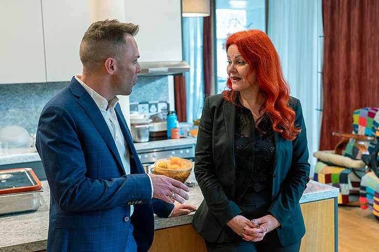 © Land Tirol/Neuner Die sprengelübergreifende Pflege-Software und die Weiterentwicklung von Tagespflege und Betreutem Wohnen standen im Mittelpunkt des Gesprächs zwischen LRin Hagele und Lukas Figl.