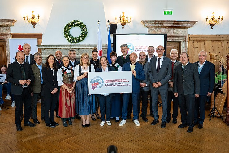 Gruppenfoto, aufgedrucktes Logo wird gehalten