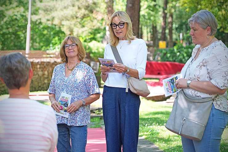 © Land Tirol/Trenker Drei Frauen in einem Park die Vorlesen