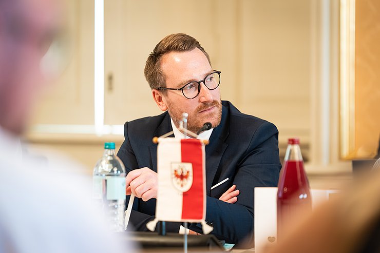 © Land Steiermark/Resch Wohlgemuth sitzend bei Konferenz