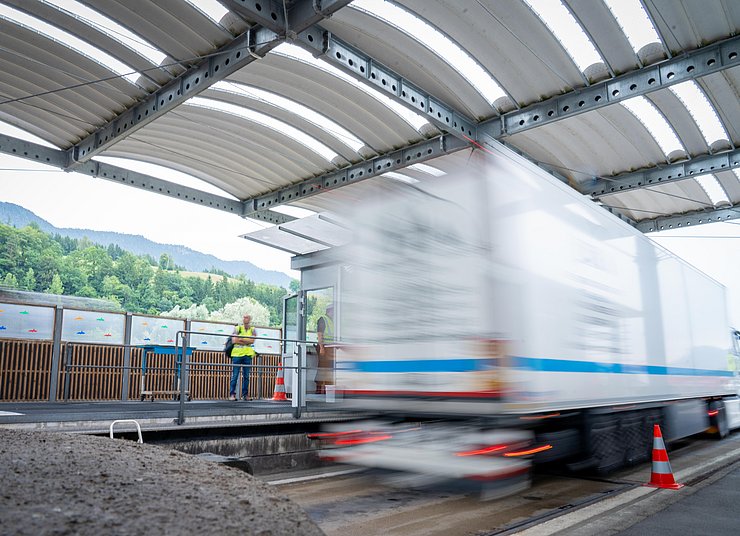 Lkw bei der Kontrollstelle in Radfeld