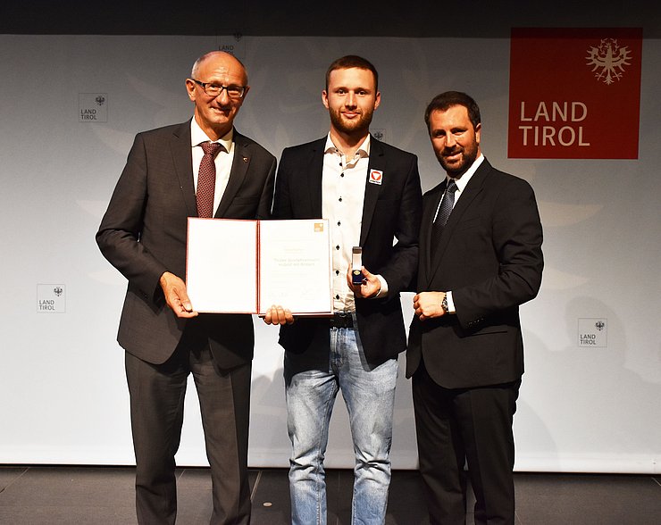 Der Schwimmer Simon Bucher erhielt die Tiroler Sportehrennadel in Gold mit Brillant