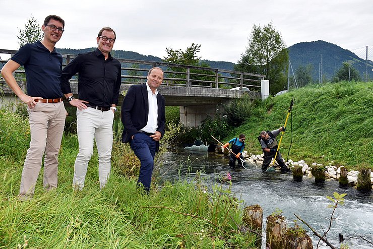 Markus Federspiel (von links), Vorstand der Landesabteilung Wasserwirtschaft, Andreas Murrer, Gewässerökologe der Abteilung Wasserwirtschaft, und LHStv Josef Geisler bei der Elektrobefischung durch Richard Schwarzenberger (hinten) und Agnes Felber von H&S Limnologie im Rahmen der Landesstudie zur Ermittlung von Ausmaß und Ursache des Rückgangs der Bachforelle an der Großache.