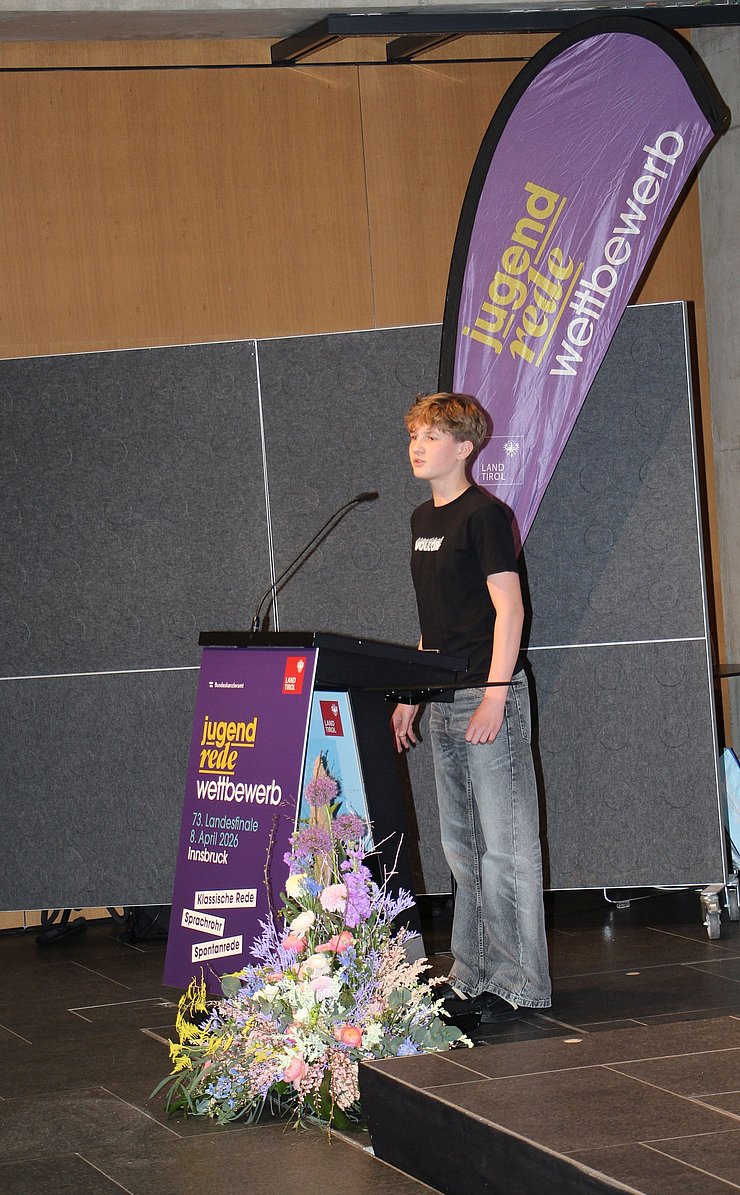 Jugendlicher spricht in Mikrofon