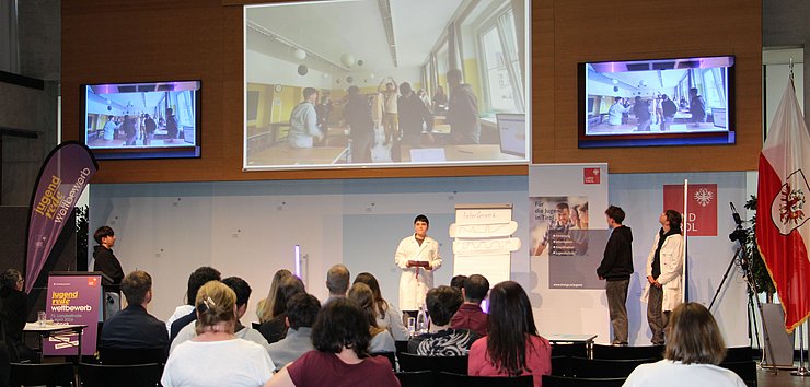 Jugendliche auf der Bühne