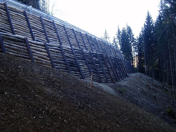 Errichtung einer talseitig verankerten Holzstützwand
