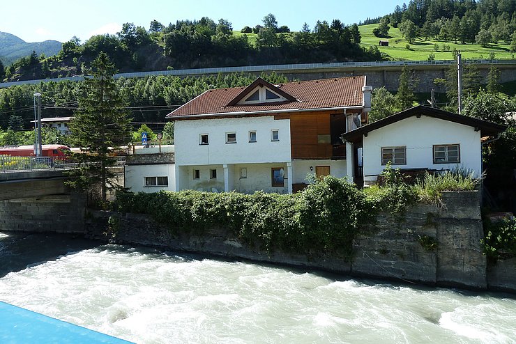 Landesstraßenbrücke nach Navis bachabwärts vorher