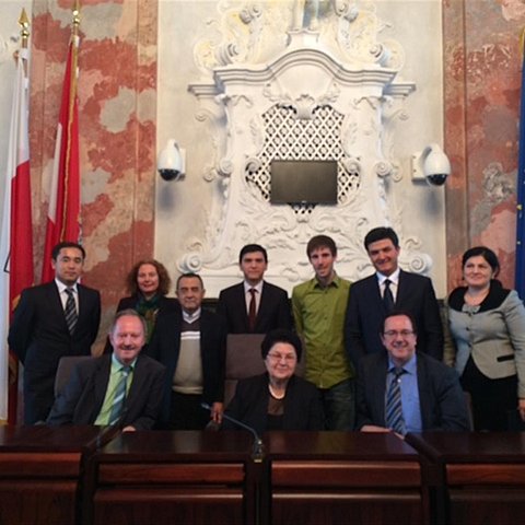 sitzend v.l. Landesvolksanwalt Josef Hauser,  Ombudsfrau Sayora Rashidova, EOI-Generalsekretär Josef Siegele; stehend  v.l. usbekische Delegation mit LA Andreas Angerer (5.v.l.)