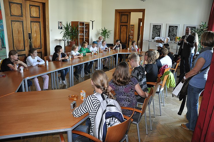 Bezirkshautpmann Dr. Christian Bidner beim Politik-Quiz mit den bestens vorbereiteten Schülerinnen und Schülern (c) BH Kufstein